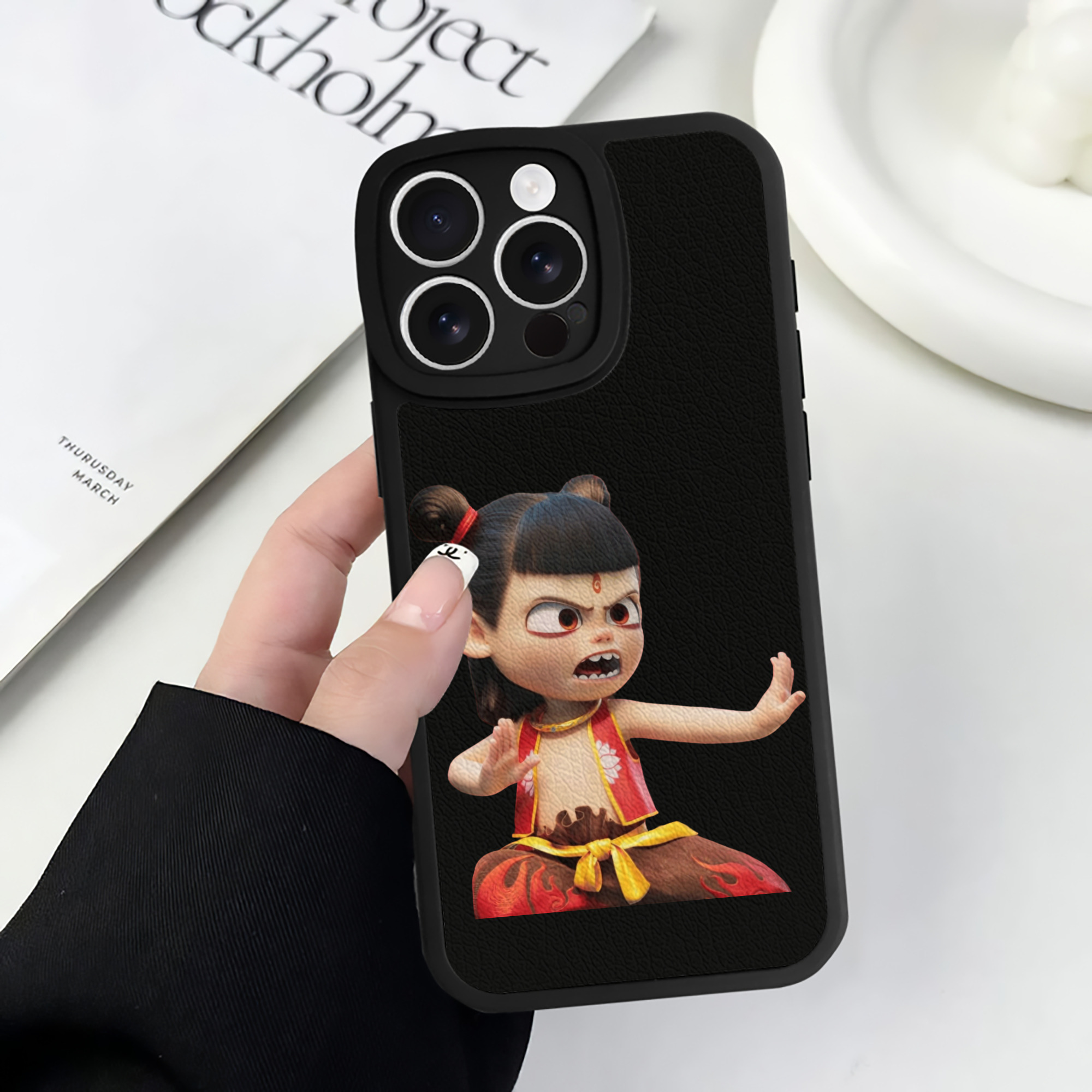 （画像用） Ne Zha 2 ナタ 魔童の大暴れ 【iPhone 16シリーズ対応】シリコンスマホケース（レザー調） 材質：シリコン